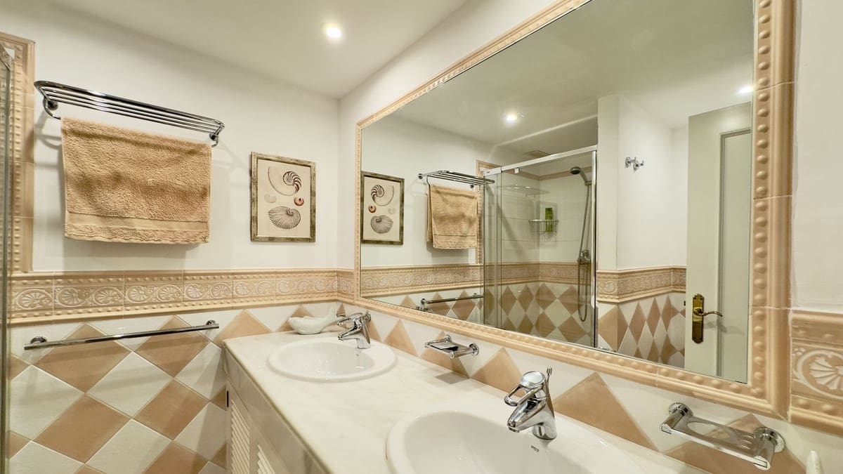 2 soveværelse Lejlighed til salg i Elviria med swimmingpool - € 720.000 (Ref: 9447096)