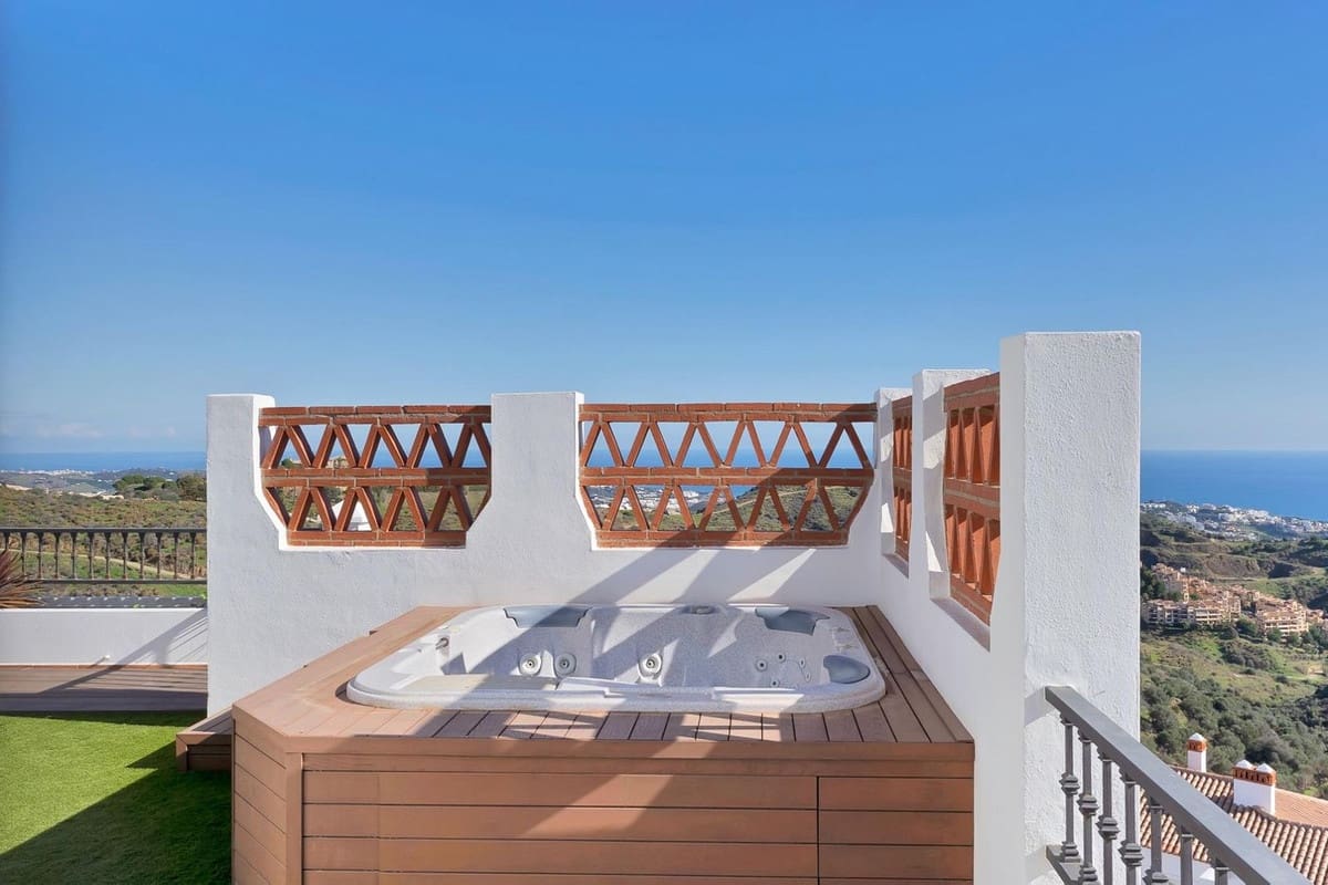 2 makuuhuone Kattohuoneisto myytävänä paikassa Calahonda mukana uima-altaan 
autotalli - 795 000 € (Ref: 9447100)