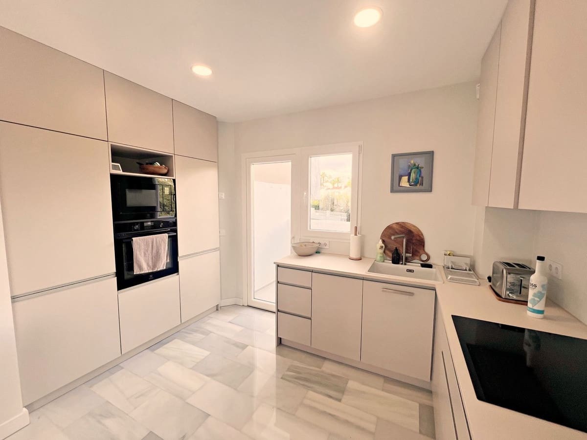 2 soveværelse Lejlighed til salg i Calahonda med swimmingpool garage - € 468.000 (Ref: 9448440)