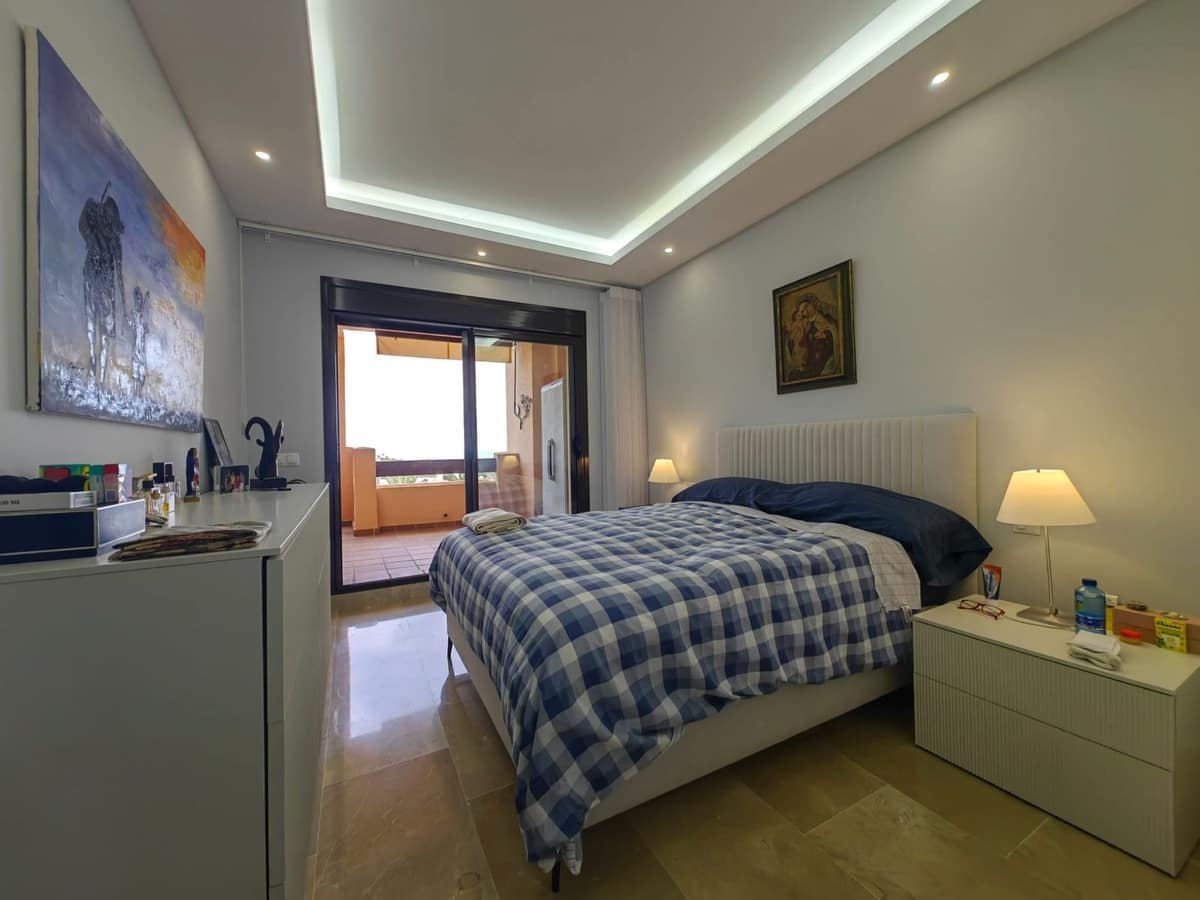 2 bedroom Apartment for sale in La Duquesa / Puerto de la Duquesa with pool garage - € 298,000 (Ref: 9448523)