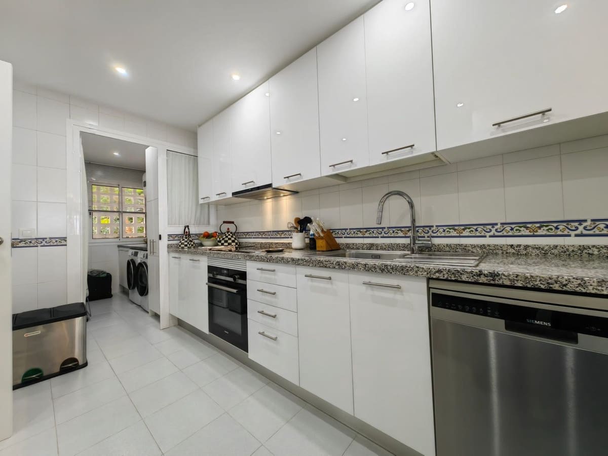 2 bedroom Apartment for sale in La Duquesa / Puerto de la Duquesa with pool garage - € 298,000 (Ref: 9448523)