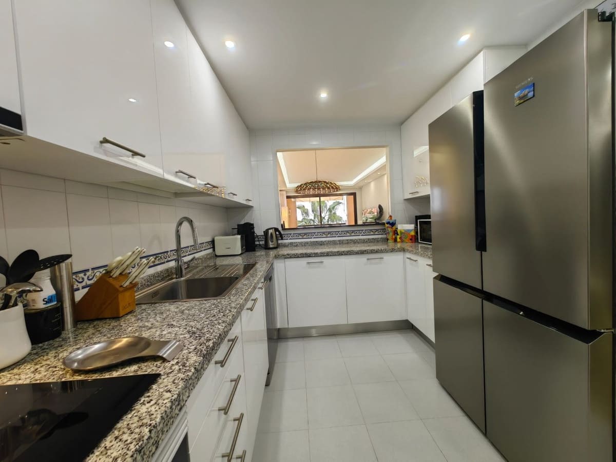 2 bedroom Apartment for sale in La Duquesa / Puerto de la Duquesa with pool garage - € 298,000 (Ref: 9448523)