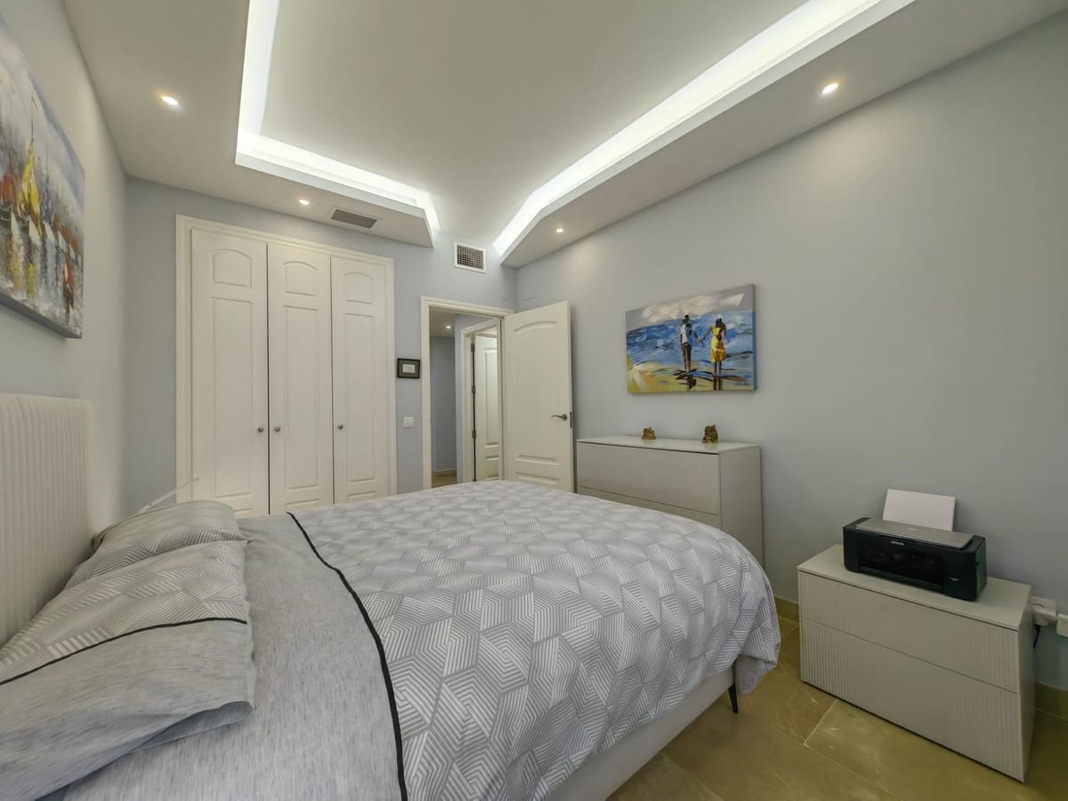 2 bedroom Apartment for sale in La Duquesa / Puerto de la Duquesa with pool garage - € 298,000 (Ref: 9448523)