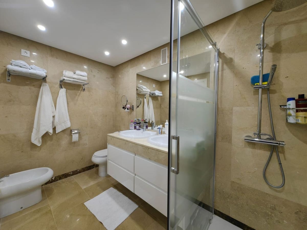 2 bedroom Apartment for sale in La Duquesa / Puerto de la Duquesa with pool garage - € 298,000 (Ref: 9448523)