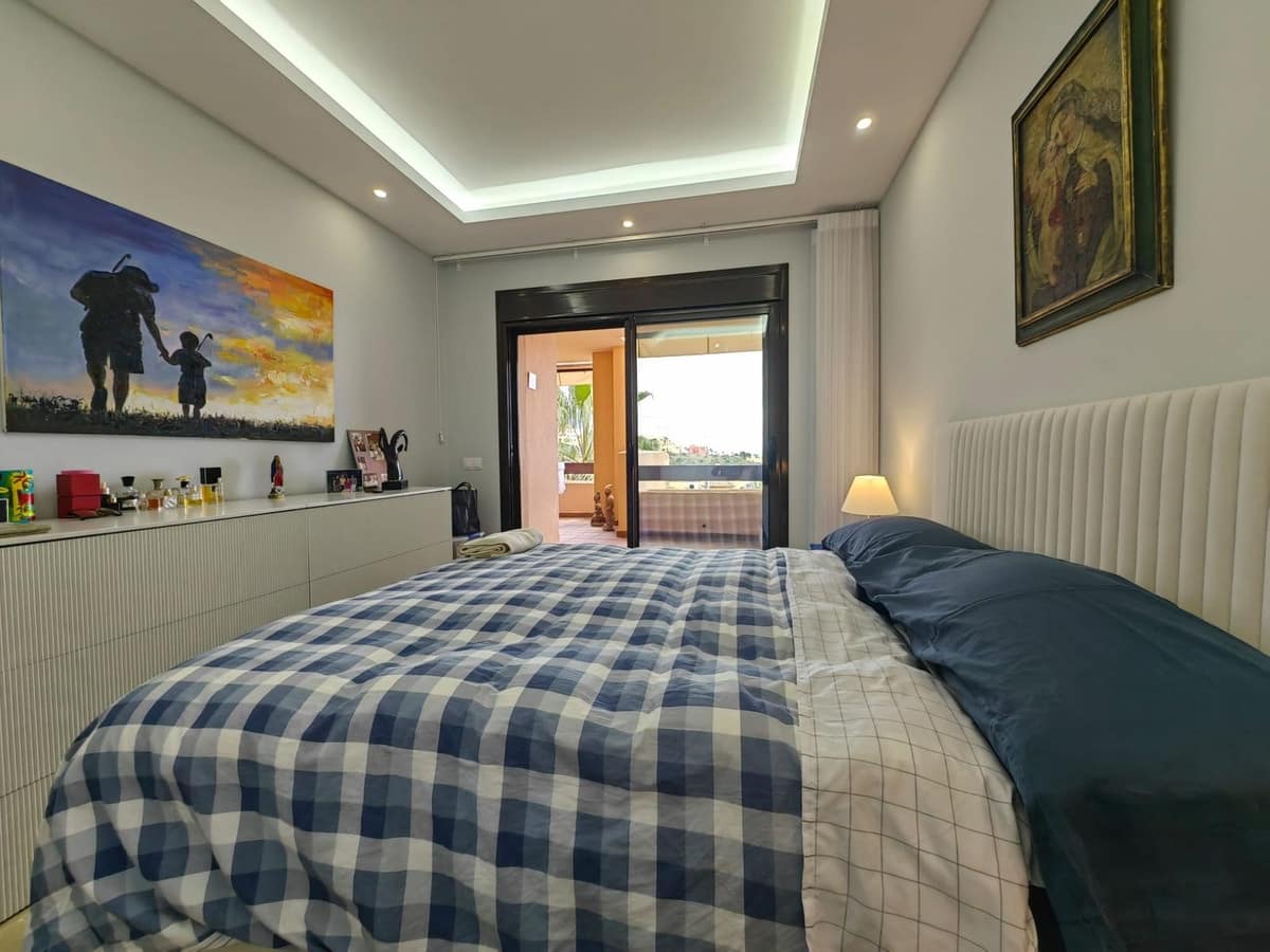 2 bedroom Apartment for sale in La Duquesa / Puerto de la Duquesa with pool garage - € 298,000 (Ref: 9448523)