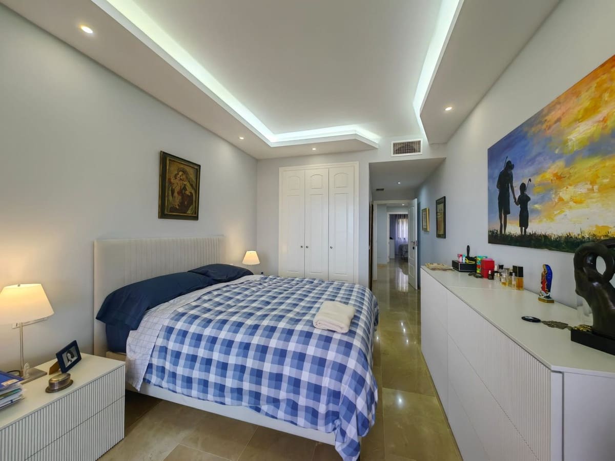 2 bedroom Apartment for sale in La Duquesa / Puerto de la Duquesa with pool garage - € 298,000 (Ref: 9448523)