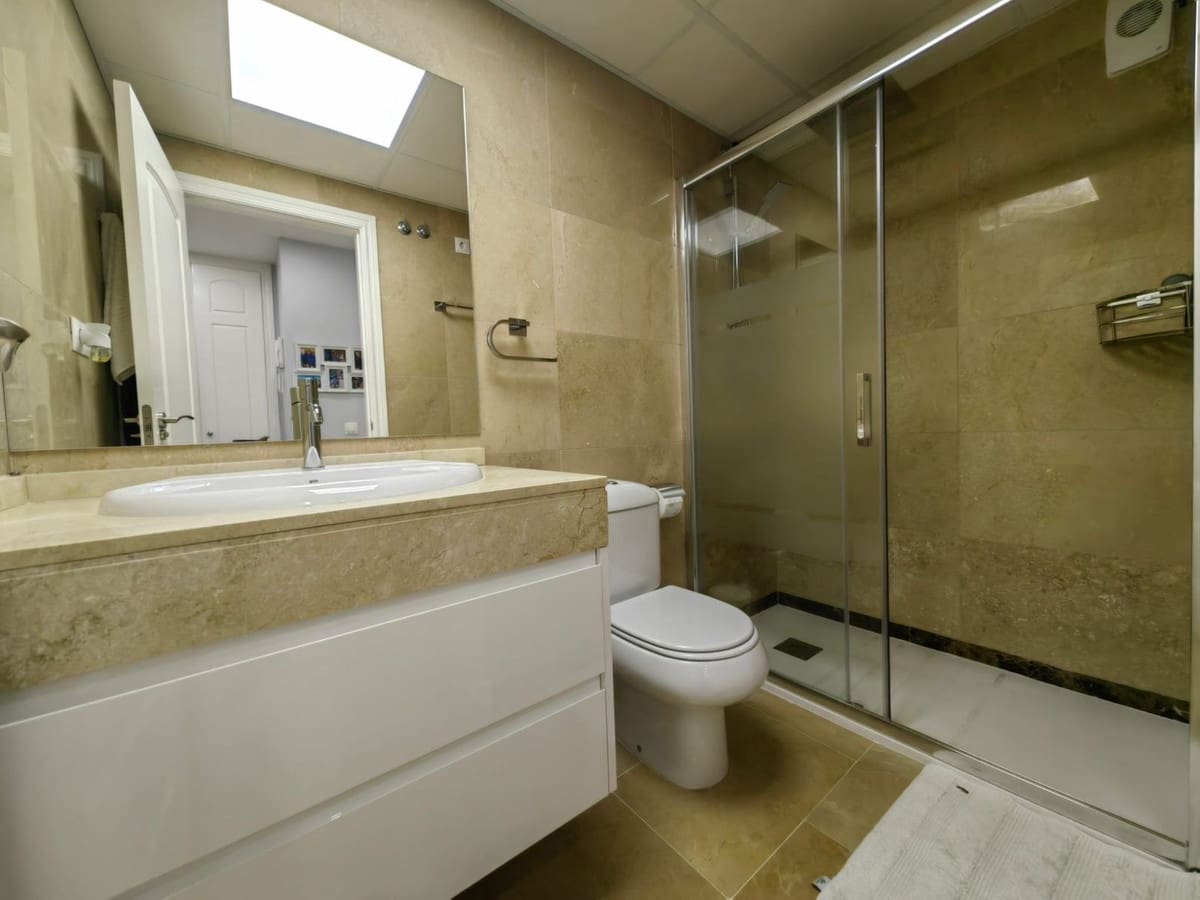 2 bedroom Apartment for sale in La Duquesa / Puerto de la Duquesa with pool garage - € 298,000 (Ref: 9448523)