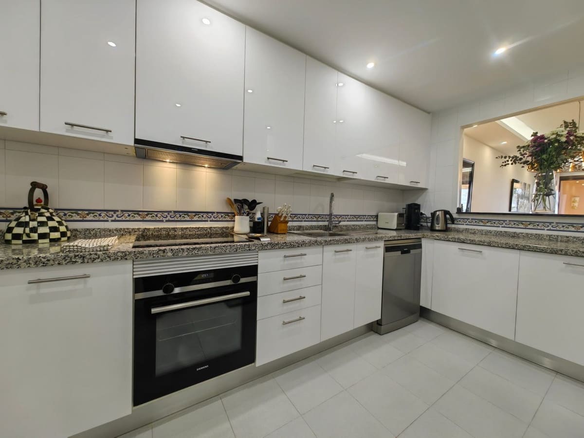 2 bedroom Apartment for sale in La Duquesa / Puerto de la Duquesa with pool garage - € 298,000 (Ref: 9448523)