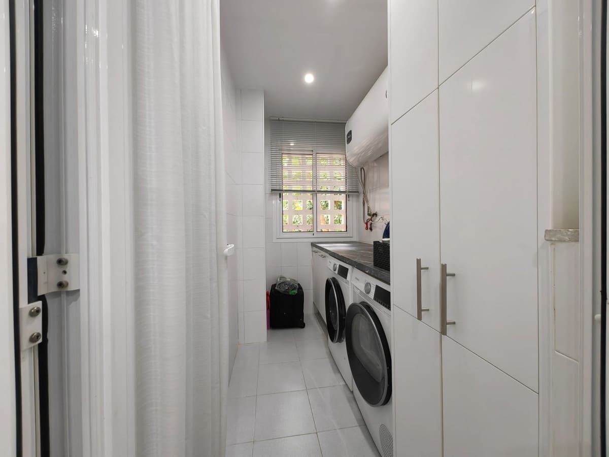 2 bedroom Apartment for sale in La Duquesa / Puerto de la Duquesa with pool garage - € 298,000 (Ref: 9448523)