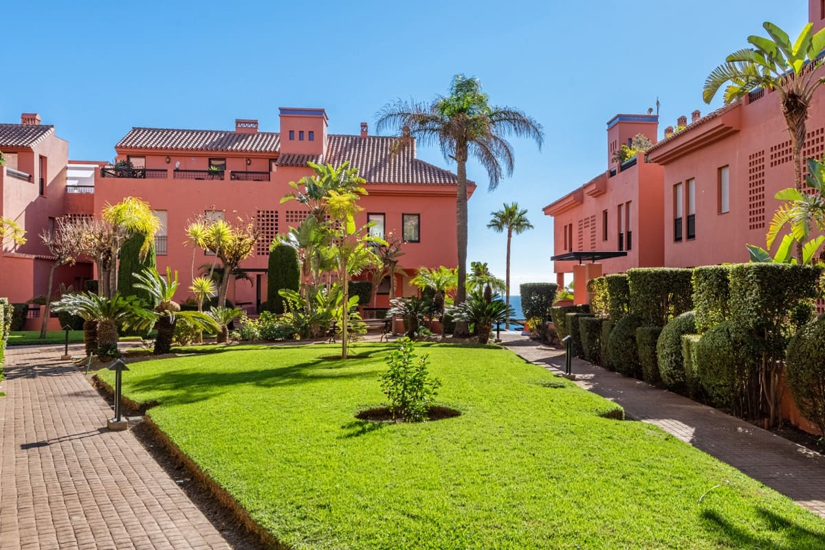 4 bedroom Apartment for sale in Calahonda with pool garage - € 690,000 (Ref: 9455664)