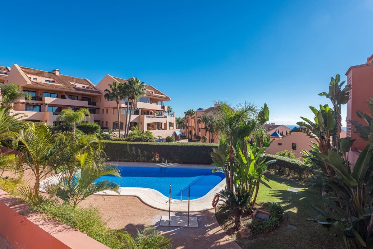 4 bedroom Apartment for sale in Calahonda with pool garage - € 690,000 (Ref: 9455664)