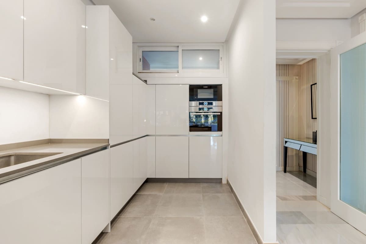 2 bedroom Beach Apartment for sale in Marbella with pool - € 1,210,000 (Ref: 9465040)