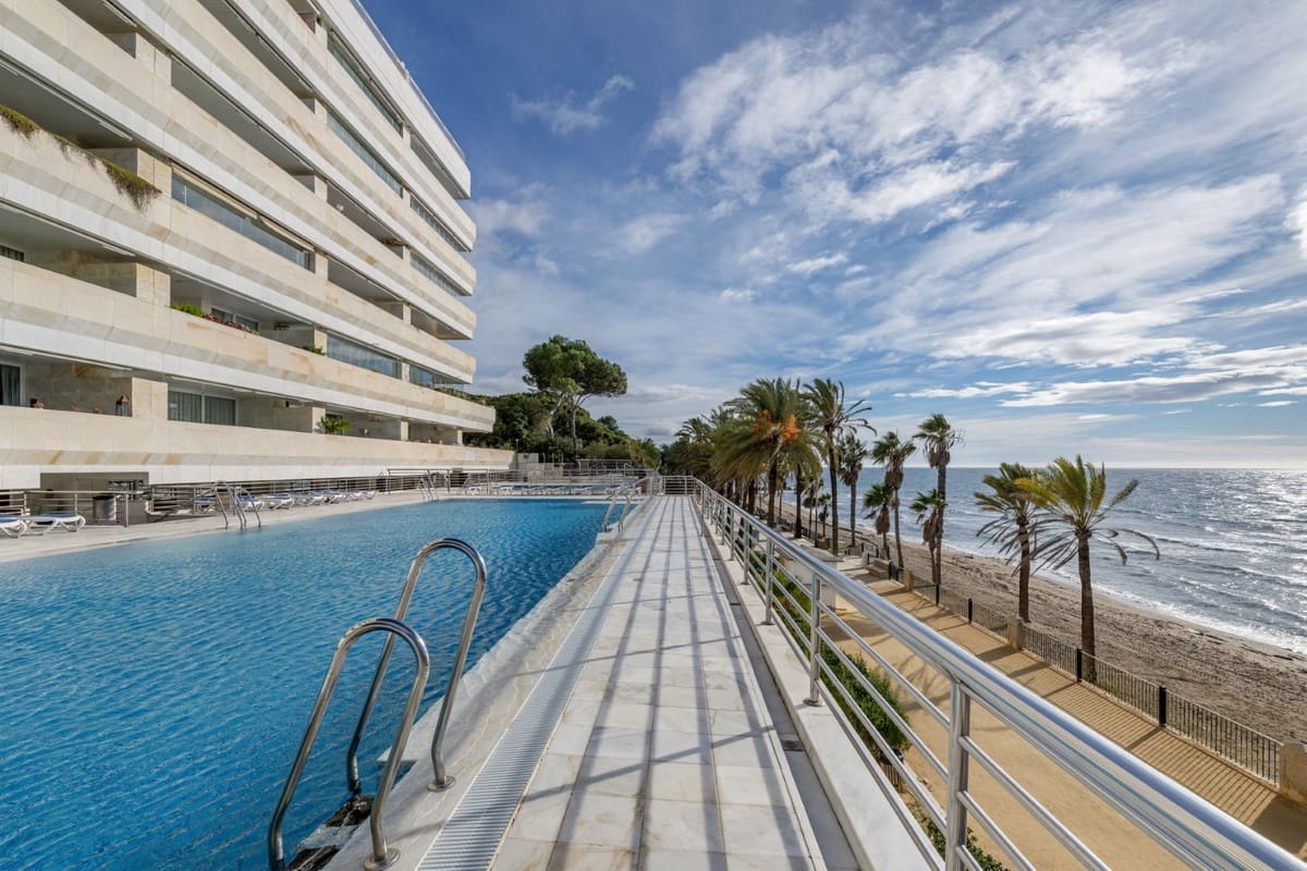 2 bedroom Beach Apartment for sale in Marbella with pool - € 1,210,000 (Ref: 9465040)
