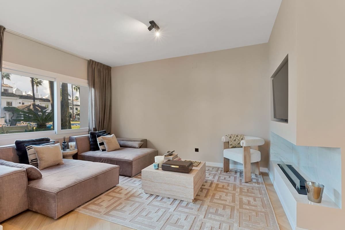 4 quarto Casa em Banda para venda em New Golden Mile com piscina garagem - 730 000 € (Ref: 9480775)