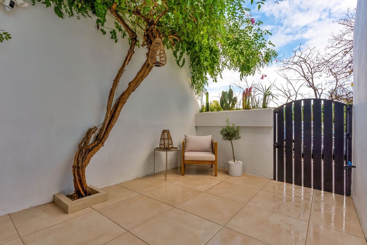 4 quarto Casa em Banda para venda em New Golden Mile com piscina garagem - 730 000 € (Ref: 9480775)