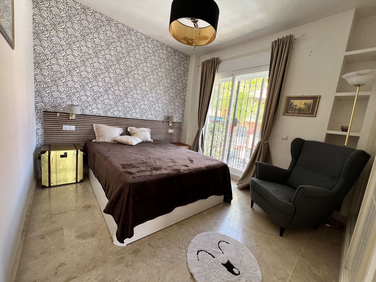 2 bedroom Apartment for sale in Calahonda with pool - € 299,000 (Ref: 9481683)