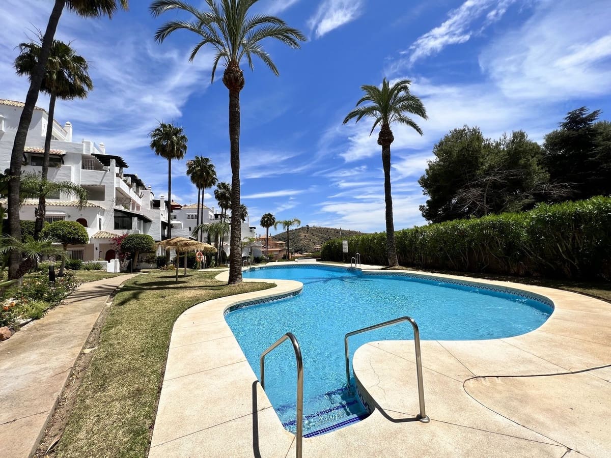 2 bedroom Apartment for sale in Calahonda with pool - € 299,000 (Ref: 9481683)