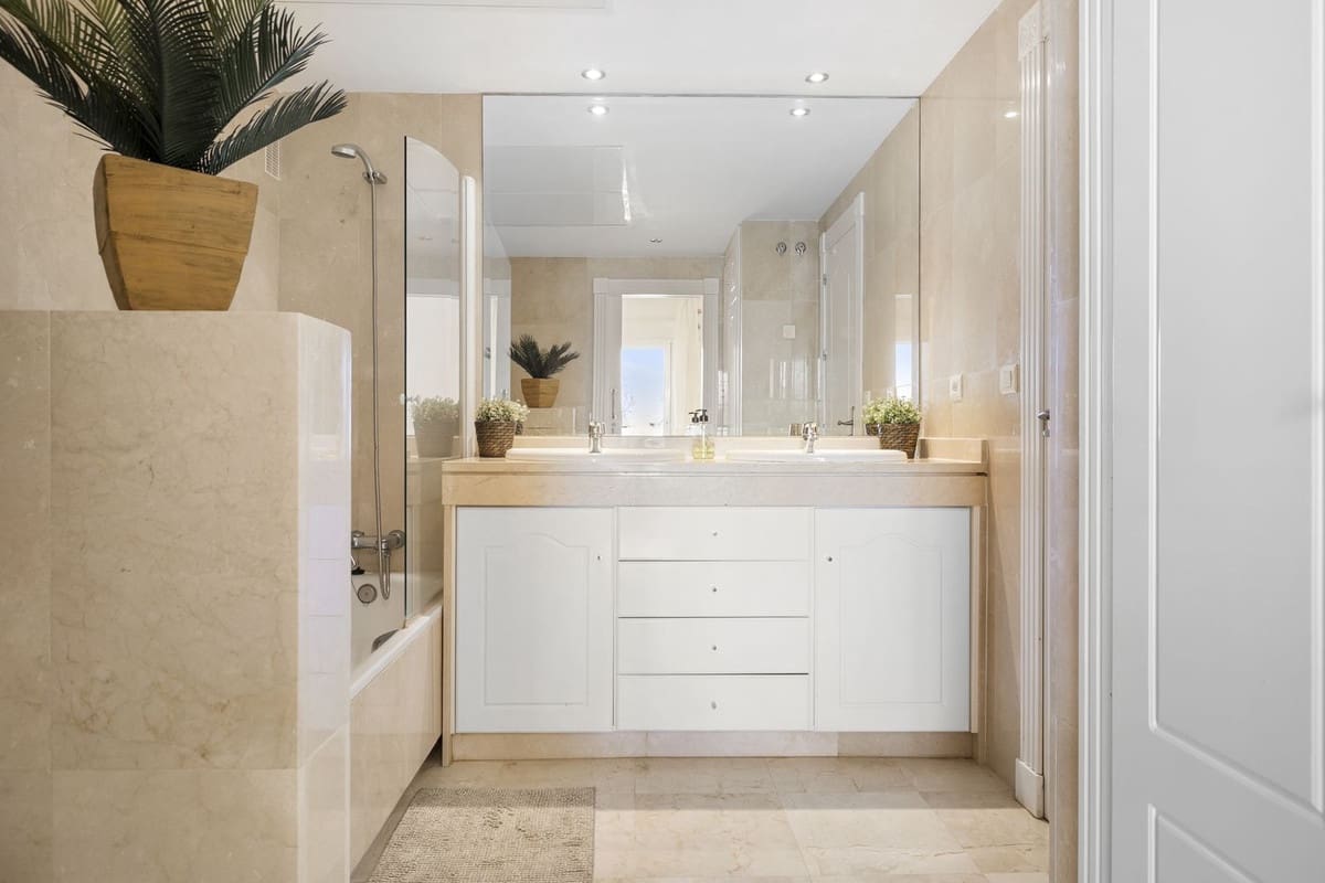 Apartamento de 2 habitaciones en Estepona en venta con piscina garaje - 585.000 € (Ref: 9488046)