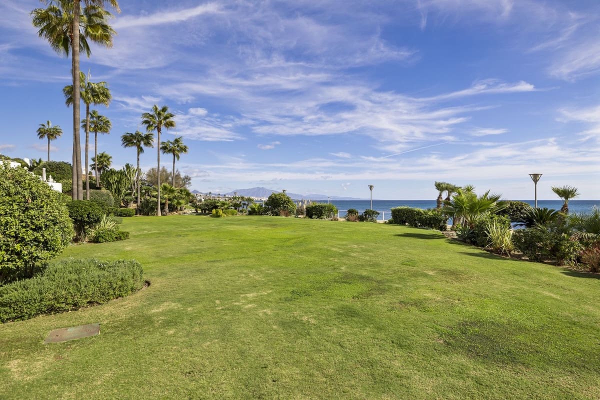 Apartamento de 2 habitaciones en Estepona en venta con piscina garaje - 585.000 € (Ref: 9488046)