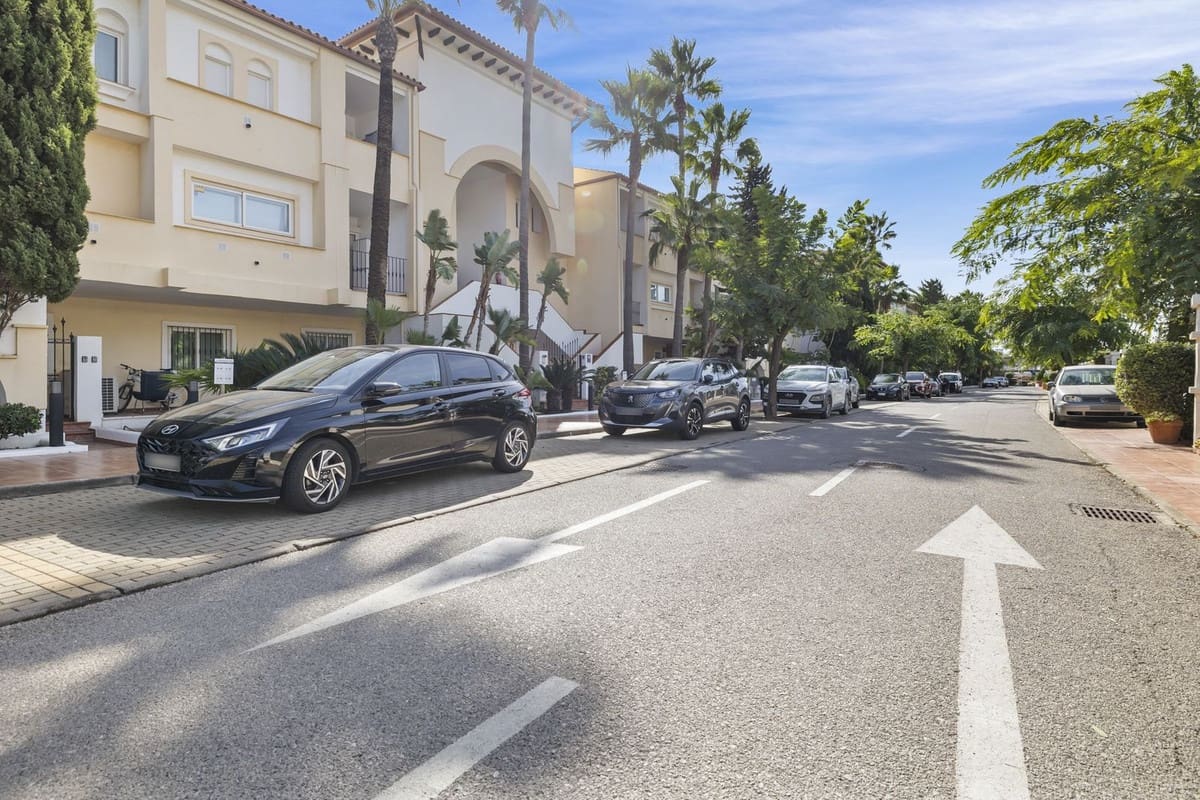 Apartamento de 2 habitaciones en Estepona en venta con piscina garaje - 585.000 € (Ref: 9488046)