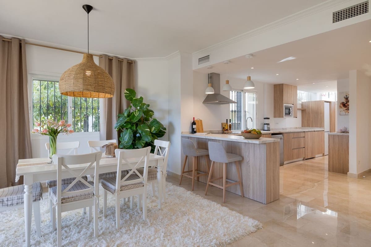 3 bedroom Apartment for sale in La Quinta with pool garage - € 595,000 (Ref: 9494061)