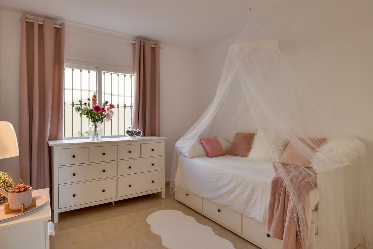 3 bedroom Apartment for sale in La Quinta with pool garage - € 595,000 (Ref: 9494061)