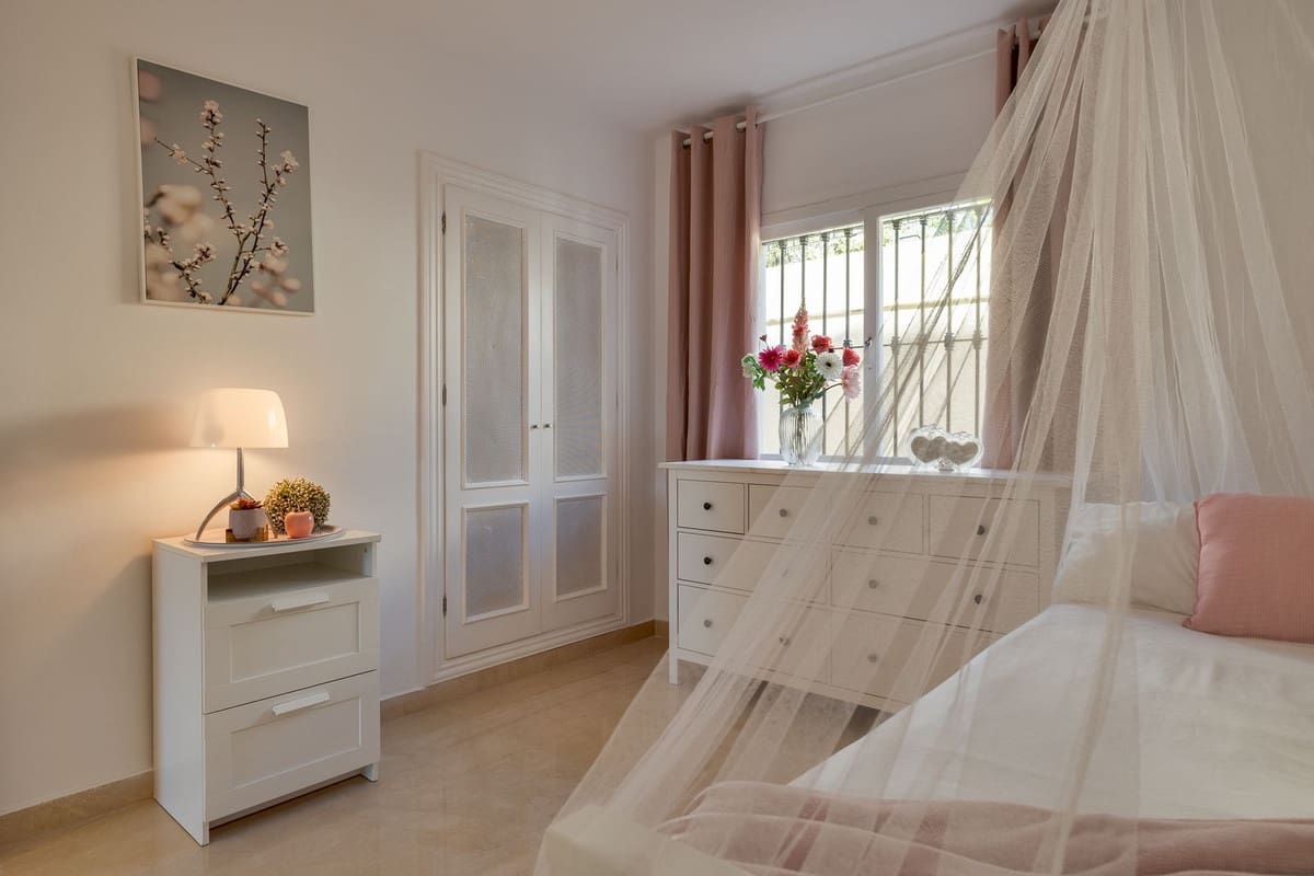 3 bedroom Apartment for sale in La Quinta with pool garage - € 595,000 (Ref: 9494061)