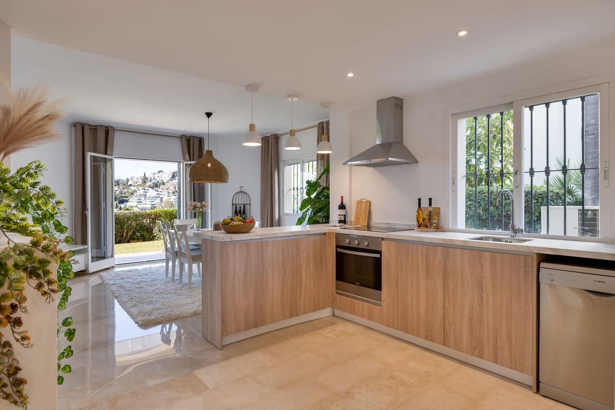 3 bedroom Apartment for sale in La Quinta with pool garage - € 595,000 (Ref: 9494061)