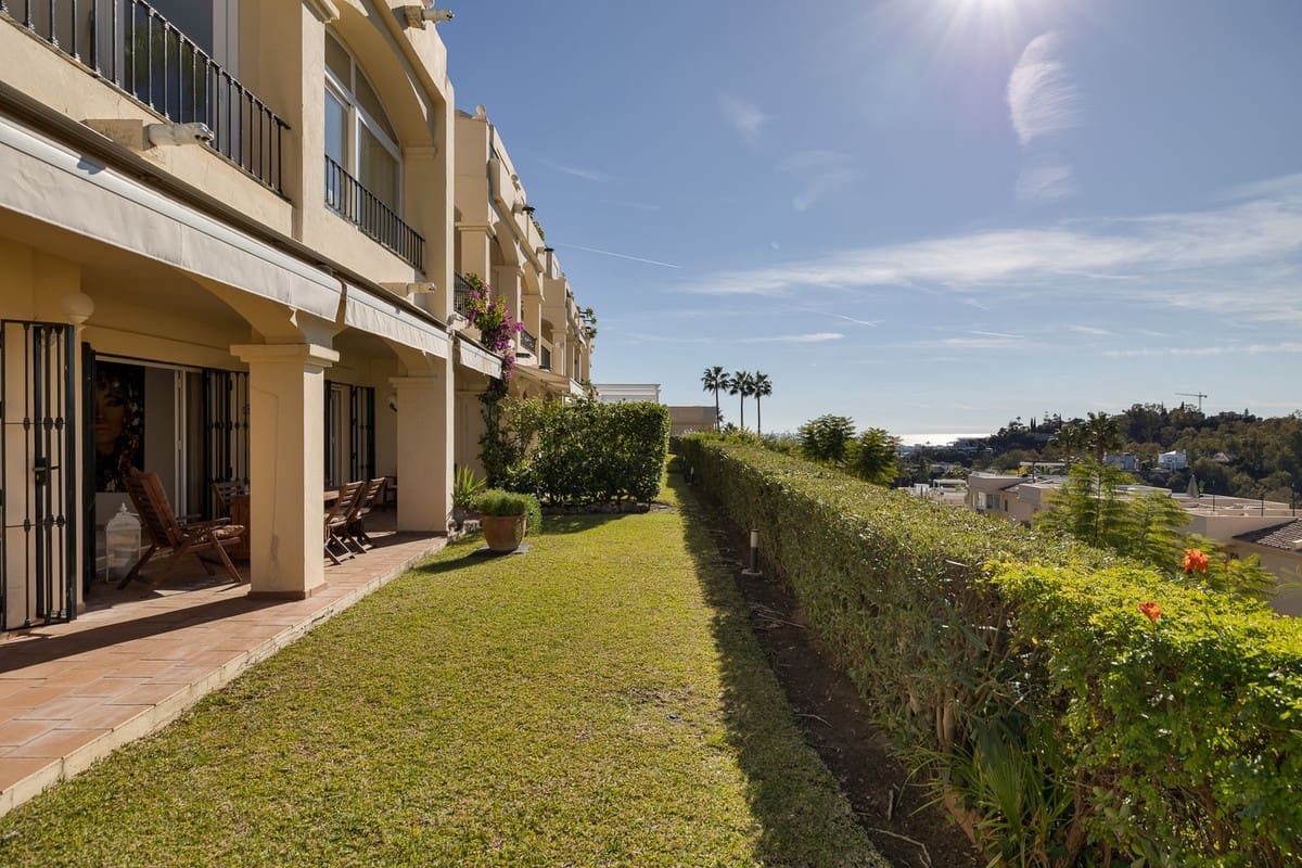 3 bedroom Apartment for sale in La Quinta with pool garage - € 595,000 (Ref: 9494061)