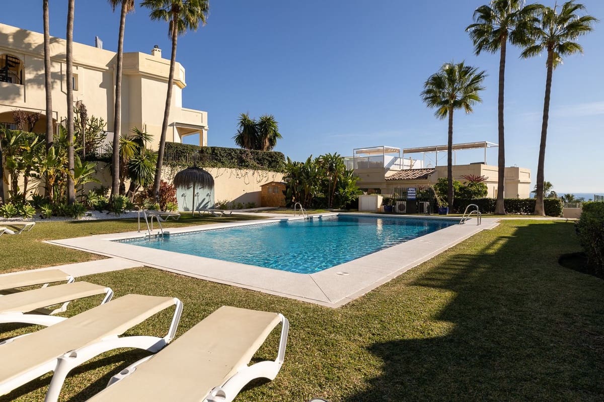 3 bedroom Apartment for sale in La Quinta with pool garage - € 595,000 (Ref: 9494061)