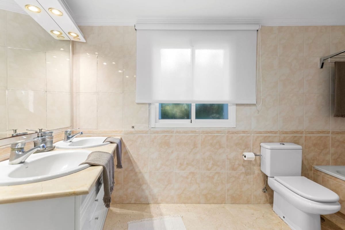 Apartamento de 3 habitaciones en Estepona en venta con piscina garaje - 650.000 € (Ref: 9496451)