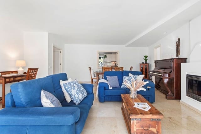 Apartamento de 3 habitaciones en Estepona en venta con piscina garaje - 650.000 € (Ref: 9496451)