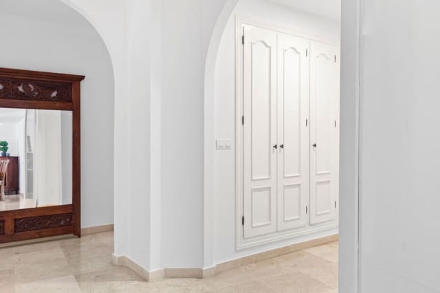 Apartamento de 3 habitaciones en Estepona en venta con piscina garaje - 650.000 € (Ref: 9496451)