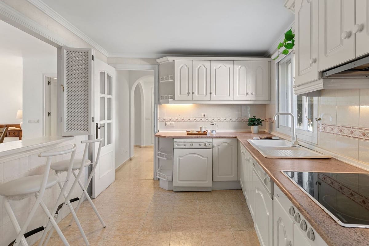 Apartamento de 3 habitaciones en Estepona en venta con piscina garaje - 650.000 € (Ref: 9496451)