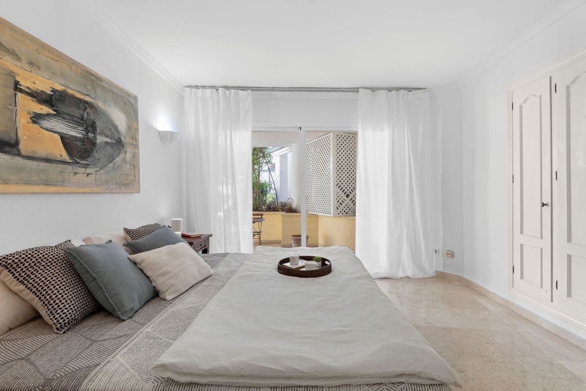 Apartamento de 3 habitaciones en Estepona en venta con piscina garaje - 650.000 € (Ref: 9496451)