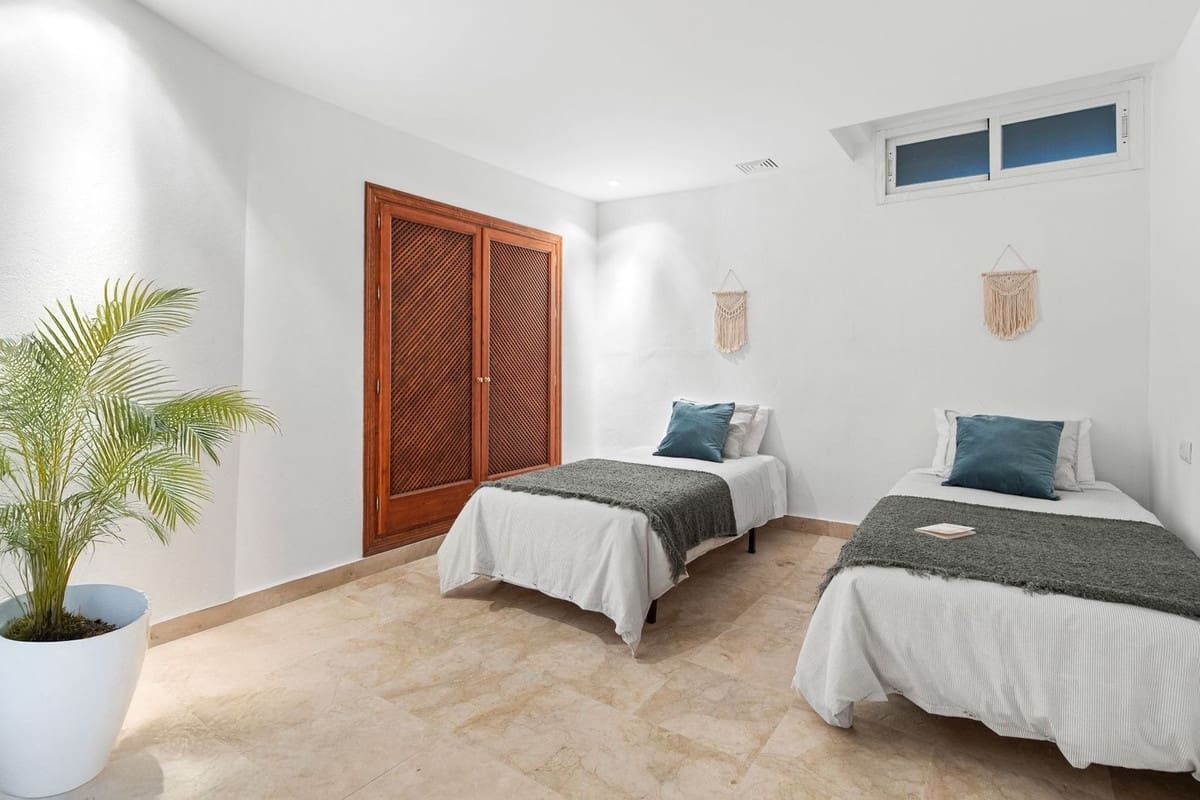 Apartamento de 3 habitaciones en Estepona en venta con piscina garaje - 650.000 € (Ref: 9496451)