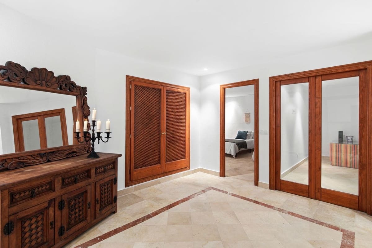 Apartamento de 3 habitaciones en Estepona en venta con piscina garaje - 650.000 € (Ref: 9496451)