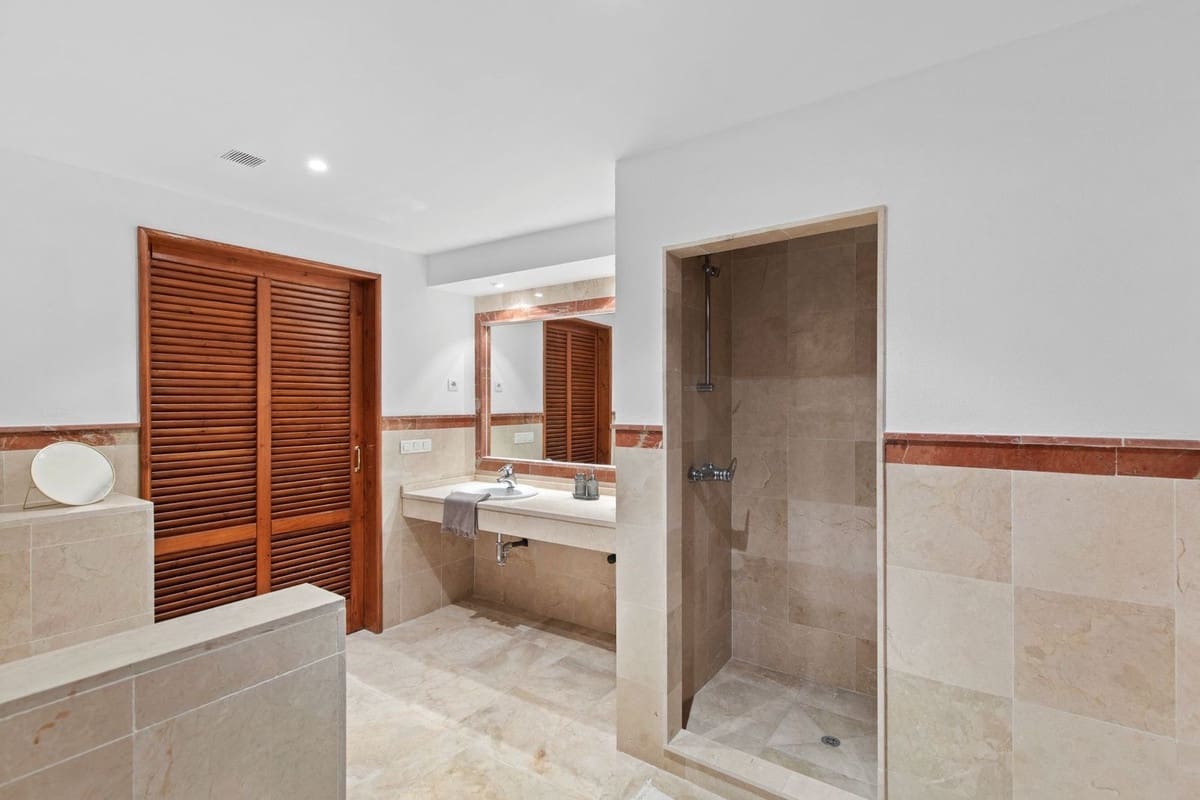 Apartamento de 3 habitaciones en Estepona en venta con piscina garaje - 650.000 € (Ref: 9496451)