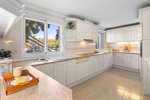 Apartamento de 3 habitaciones en Estepona en venta con piscina garaje - 650.000 € (Ref: 9496451)