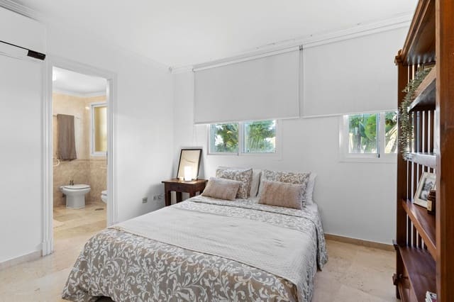 Apartamento de 3 habitaciones en Estepona en venta con piscina garaje - 650.000 € (Ref: 9496451)