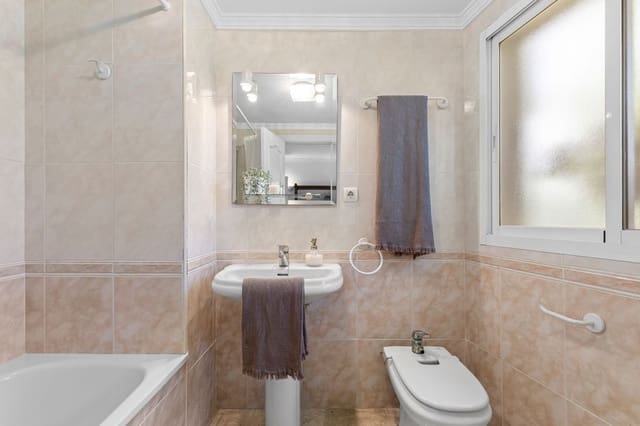 Apartamento de 3 habitaciones en Estepona en venta con piscina garaje - 650.000 € (Ref: 9496451)