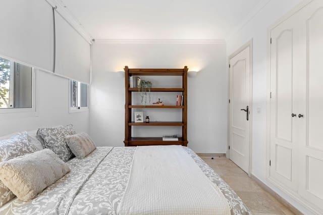 Apartamento de 3 habitaciones en Estepona en venta con piscina garaje - 650.000 € (Ref: 9496451)