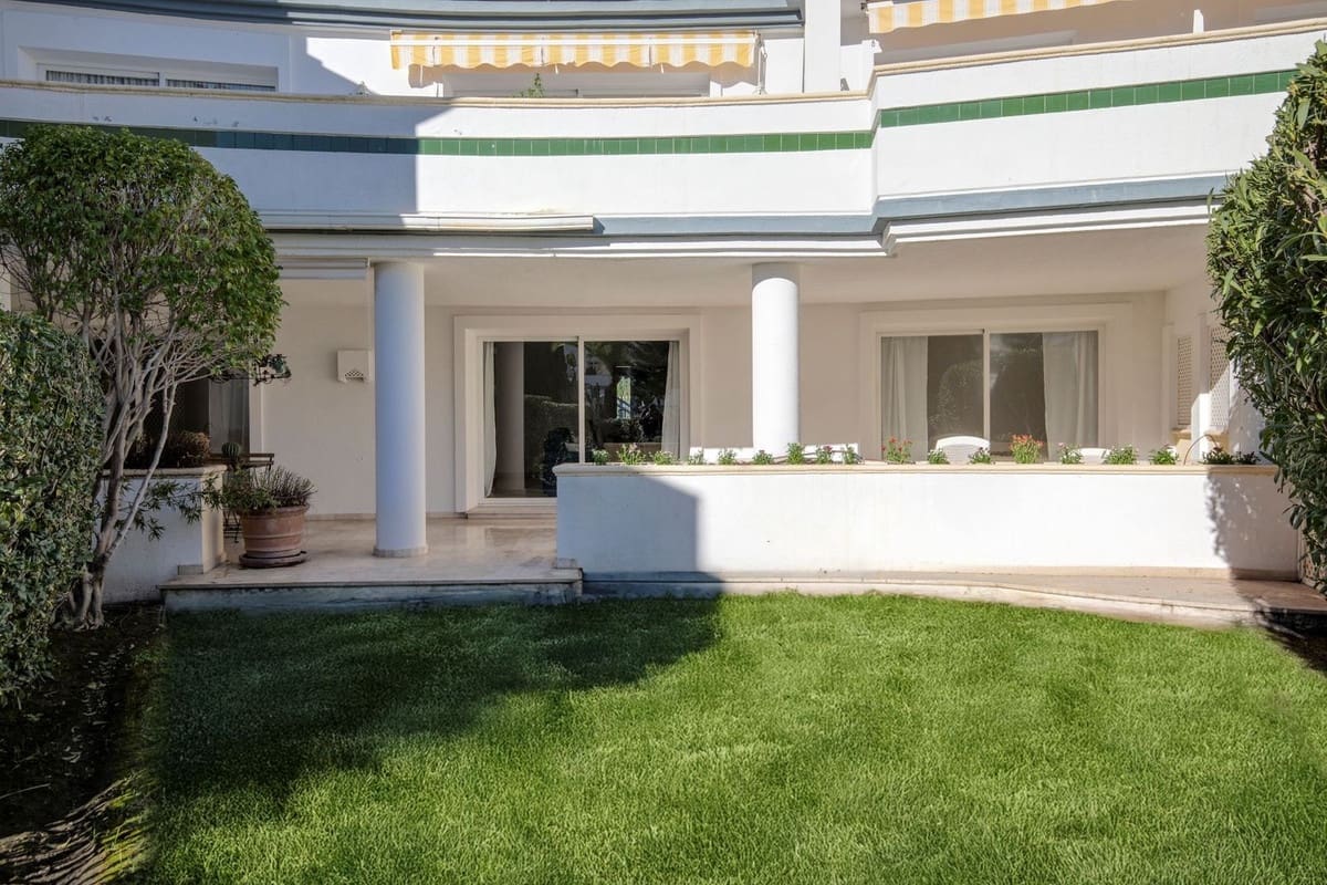 Apartamento de 3 habitaciones en Estepona en venta con piscina garaje - 650.000 € (Ref: 9496451)