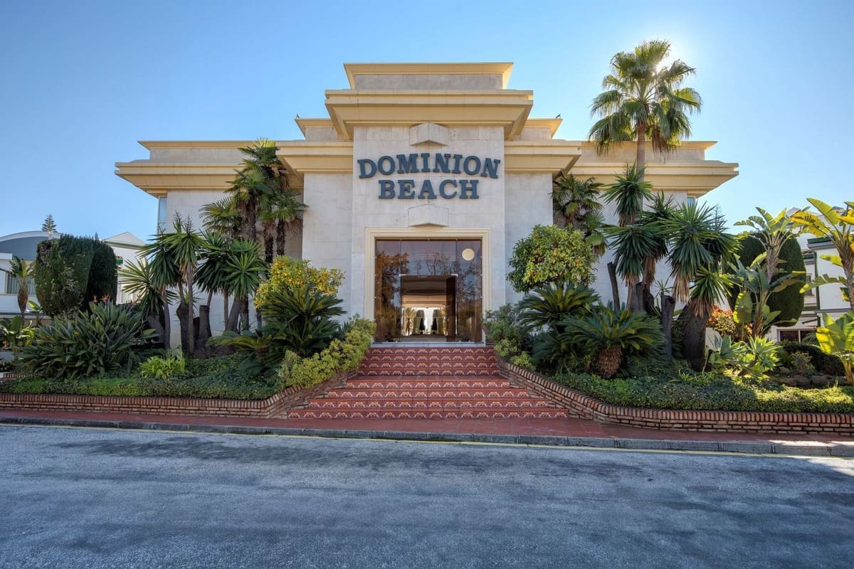 Apartamento de 3 habitaciones en Estepona en venta con piscina garaje - 650.000 € (Ref: 9496451)