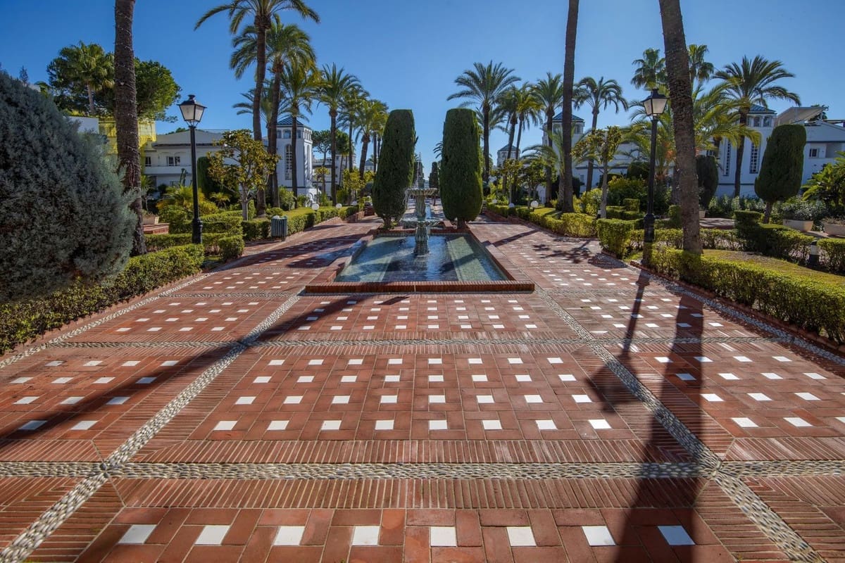 Apartamento de 3 habitaciones en Estepona en venta con piscina garaje - 650.000 € (Ref: 9496451)