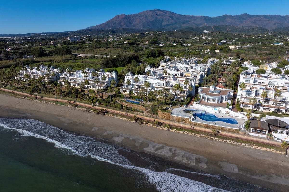 Apartamento de 3 habitaciones en Estepona en venta con piscina garaje - 650.000 € (Ref: 9496451)