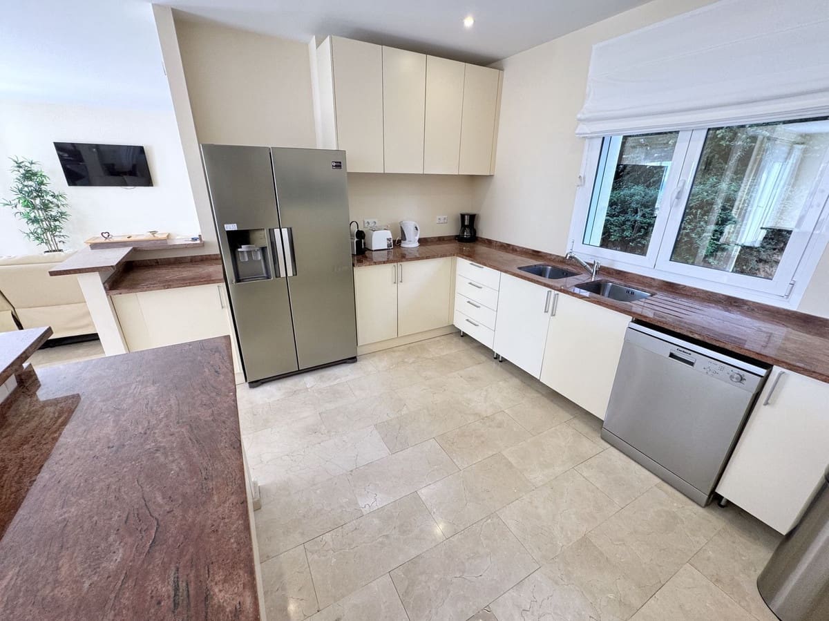 5 bedroom Villa for sale in La Cala de Mijas with pool garage - € 1,595,000 (Ref: 9498019)