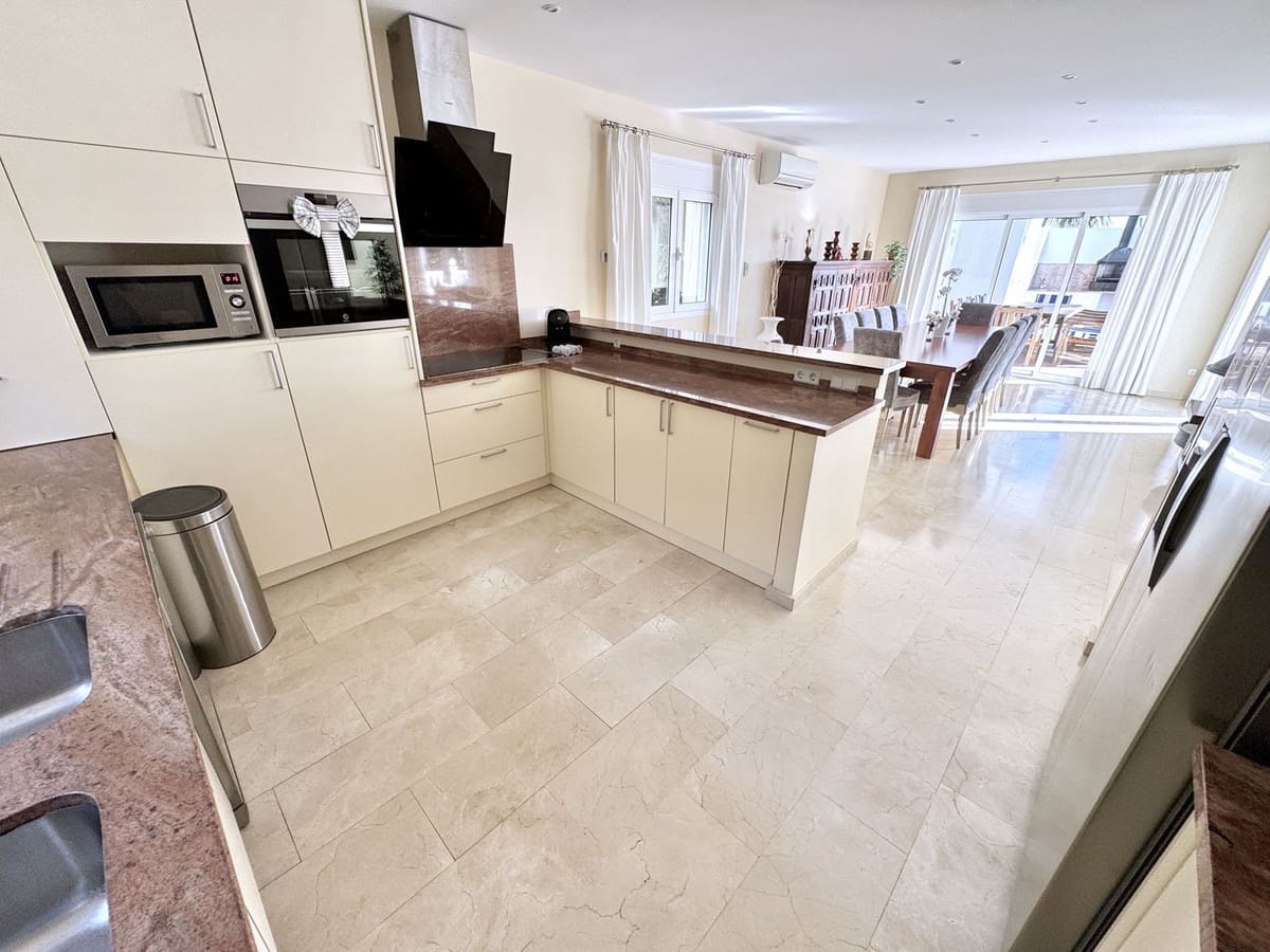 5 bedroom Villa for sale in La Cala de Mijas with pool garage - € 1,595,000 (Ref: 9498019)