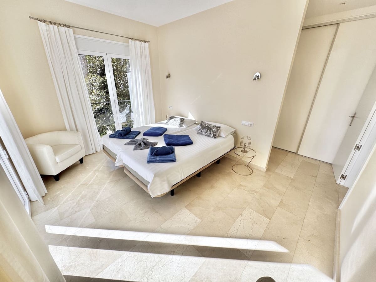 5 bedroom Villa for sale in La Cala de Mijas with pool garage - € 1,595,000 (Ref: 9498019)