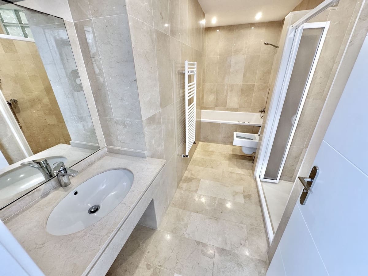 5 bedroom Villa for sale in La Cala de Mijas with pool garage - € 1,595,000 (Ref: 9498019)